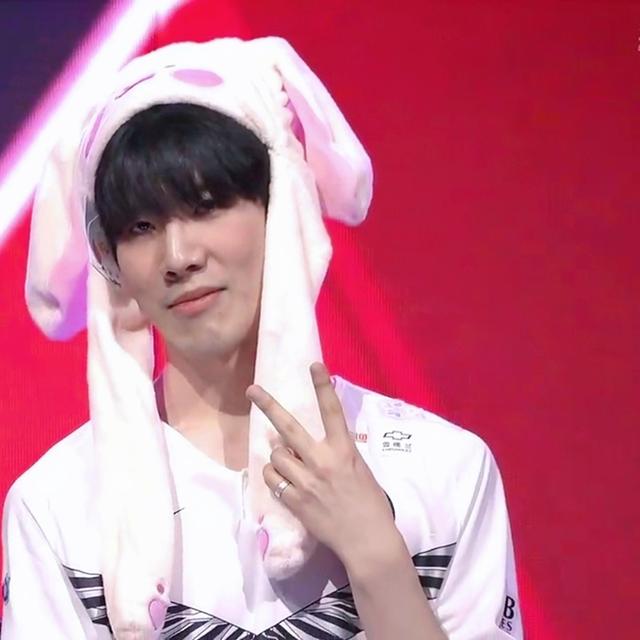 Oh My God 官方：打野 xiaofang （方哲宇）从今天开始以自由球员身份离队